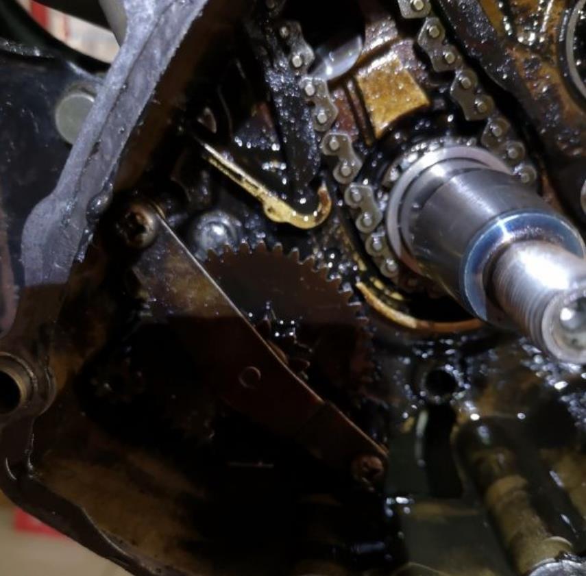 雅马哈摩托车曲轴箱异响,检查发现是这儿损坏,保养不当的后果!