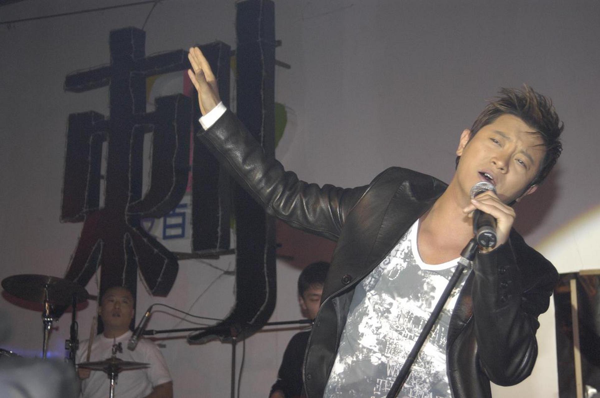 最近,男歌手罗中旭被曝出婚内出轨的消息引起了社交媒体的广泛关注.