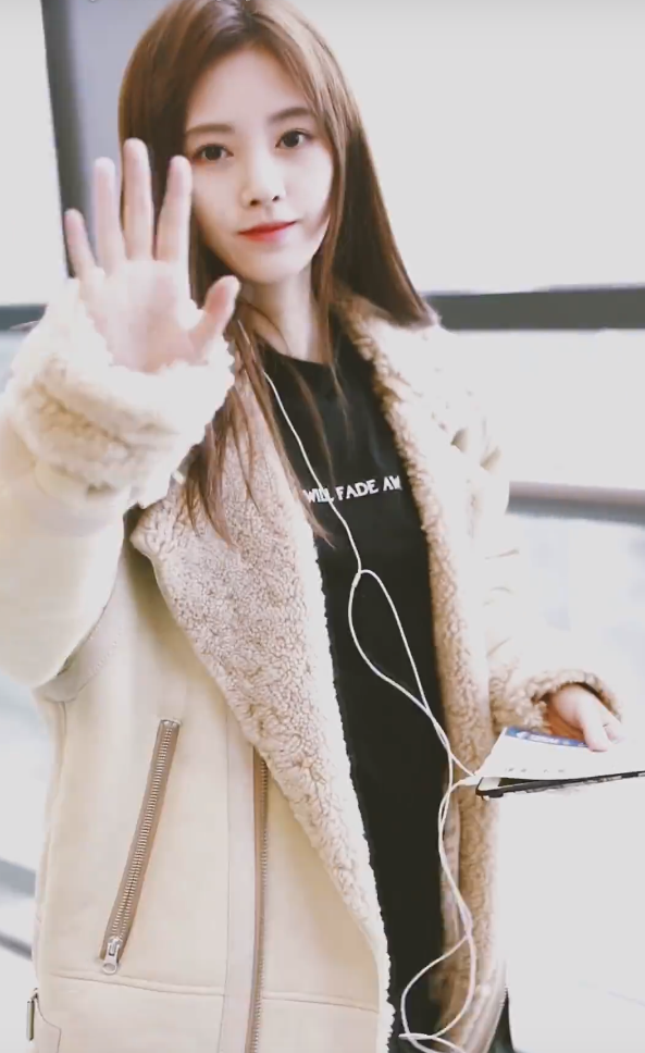 鞠婧祎"领导式"挥手,回头杀简直无敌,粉丝:快不行了!