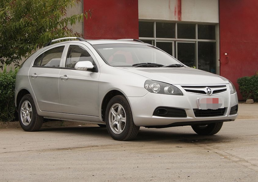 长安cx30两厢,外形硬朗具有冲击感,显得具有攻击性!