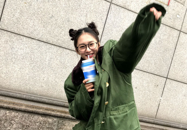 《hello!女神》总冠军谭盐盐摆拍照,穿上军大衣的她还是女神吗?