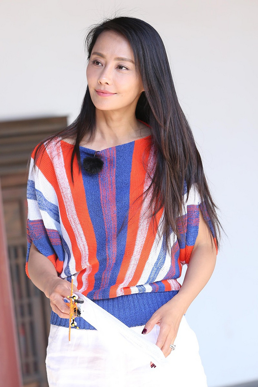 潮流尚新季#   马雅舒,一个曾经在演艺圈风生水起的女星,近年来逐渐