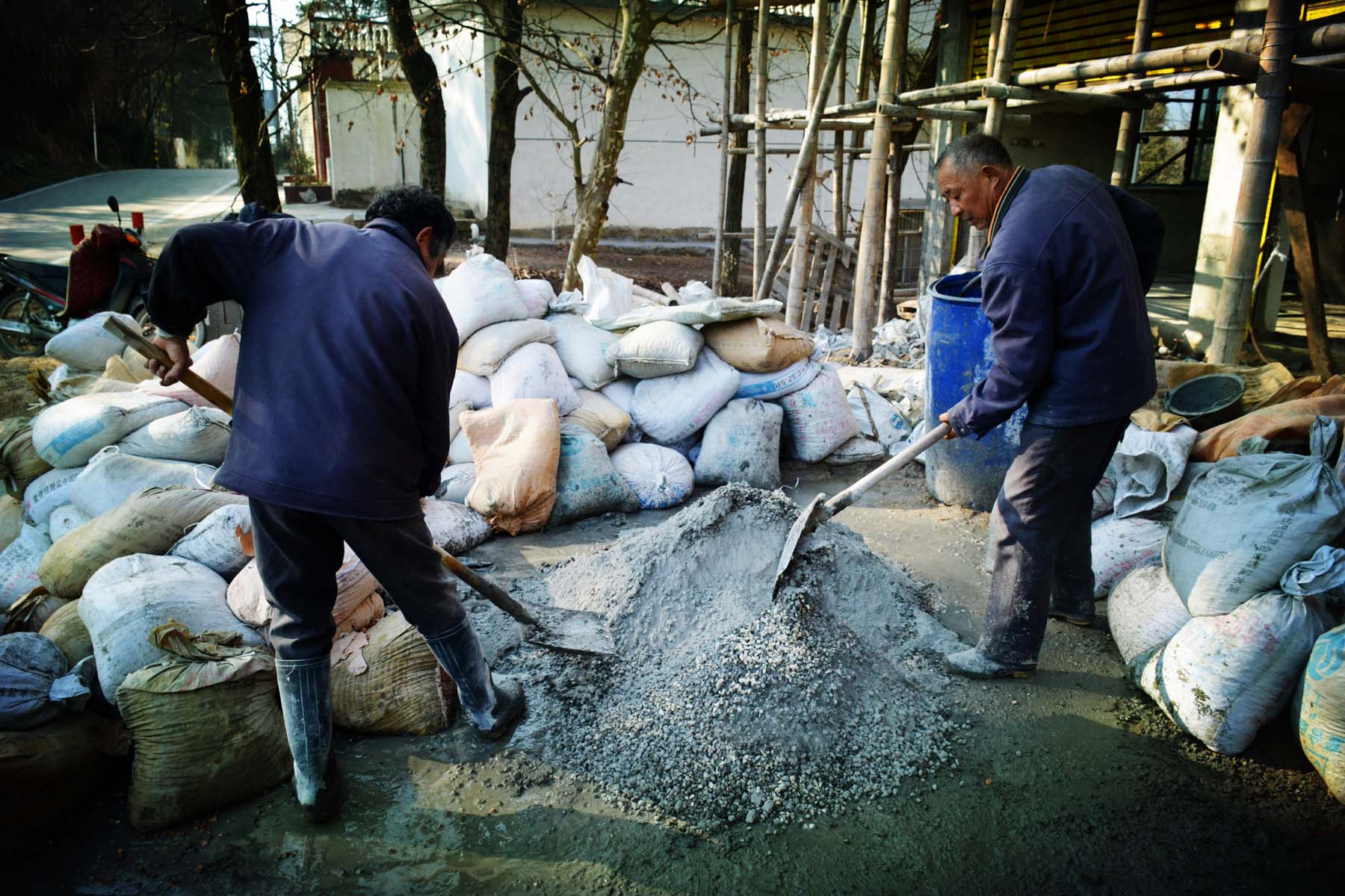 据悉,农村许多人家喜欢把房子的一楼地面做成水磨石的,原因是其耐脏
