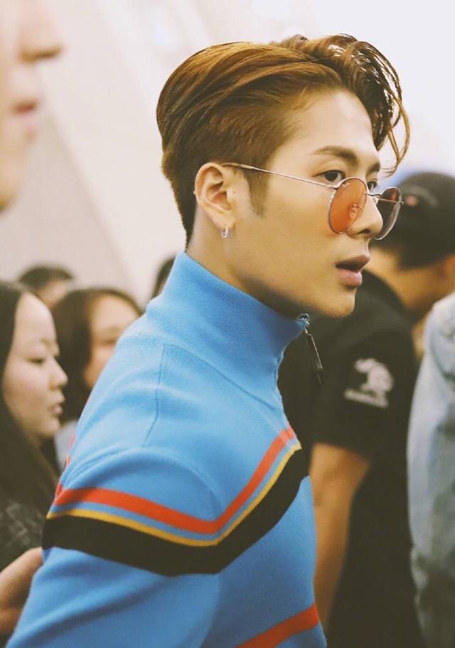 戴上金丝眼镜的王嘉尔简直a爆了!