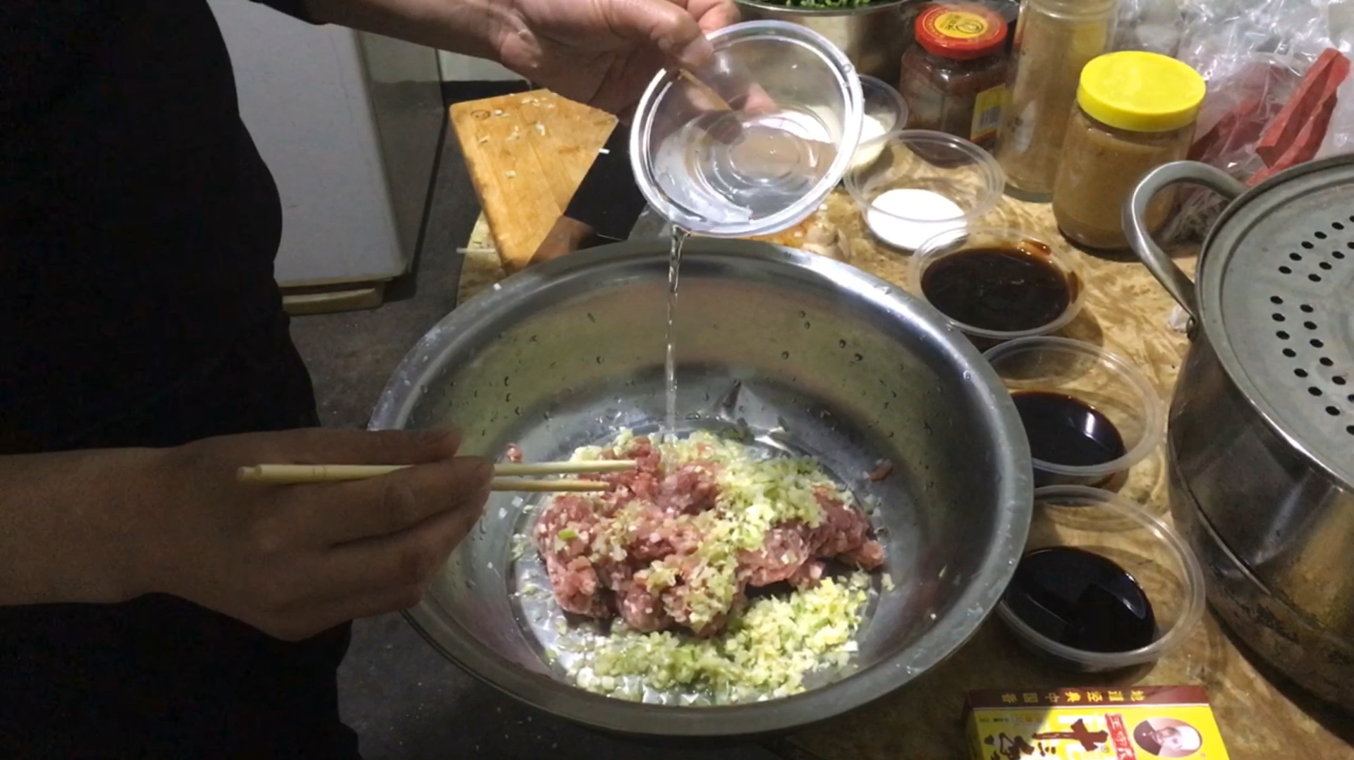 饭店都吃不到的秘制韭菜馅饺子制作全过程