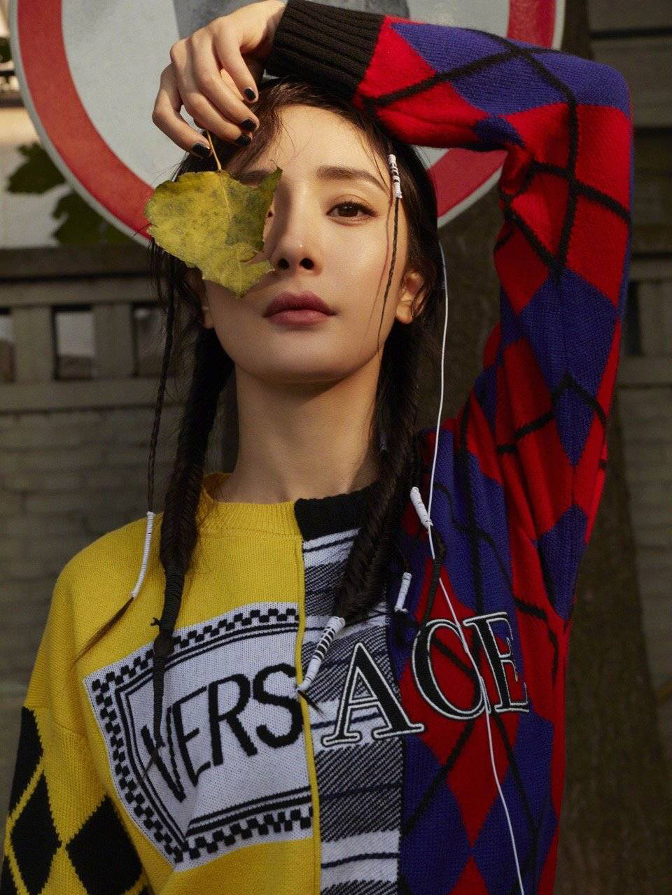 杨幂时尚造型 甜美大波卷,半扎头发 空气刘海,加上少女感十足的波点