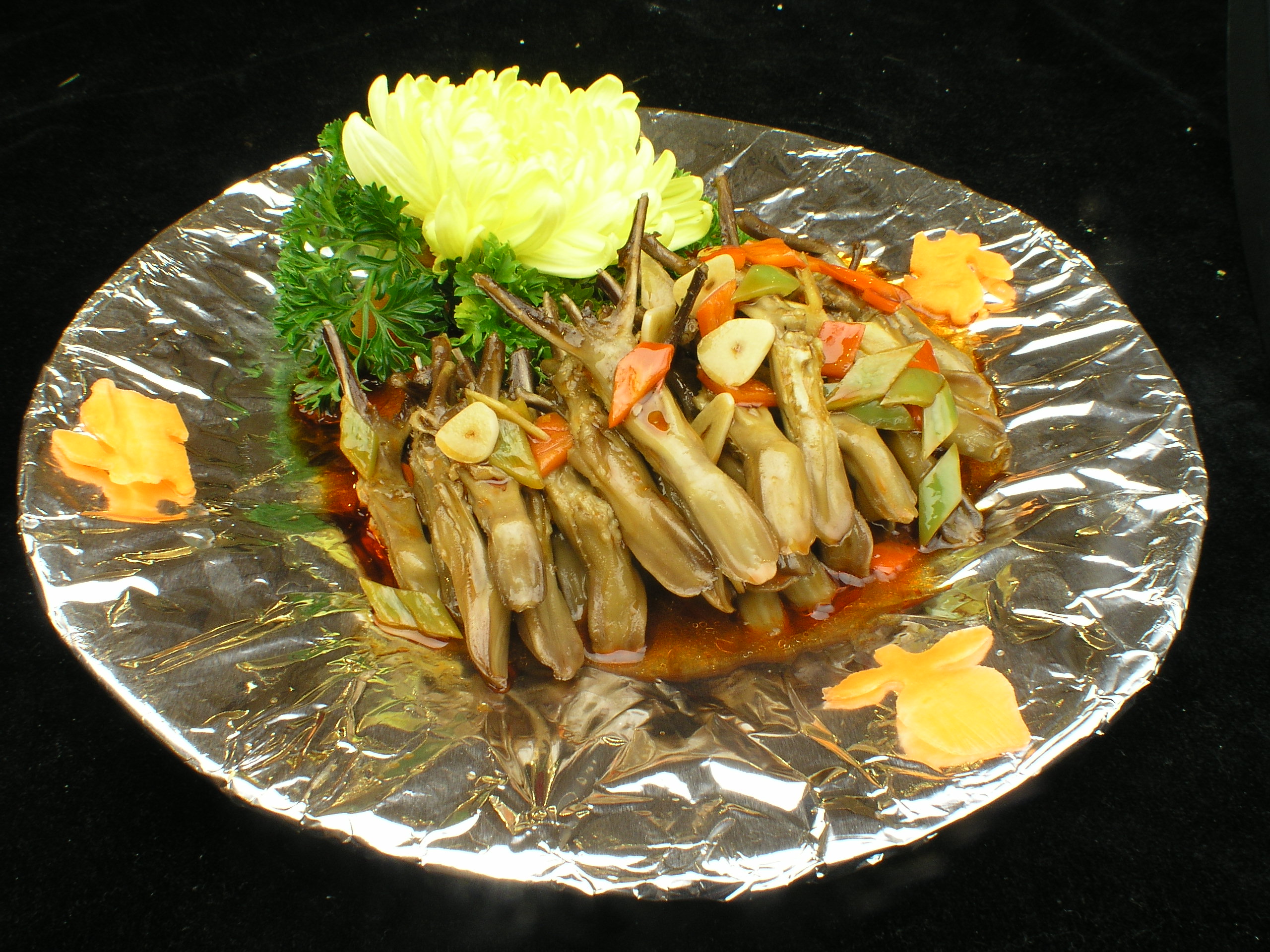 荔茸香酥鸭  主料:鸭腿2只 辅料:鸡蛋1个,糯米粉8克 调料:食盐2克