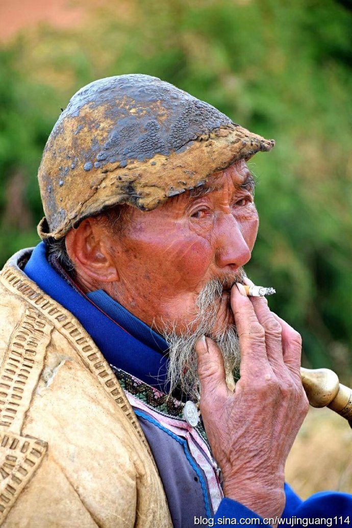 实拍云南东川红土地和放羊的老汉(图)