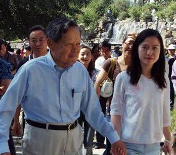 杨振宁夫妇和朋友聚餐,96岁杨教授状态佳,温帆的"望夫眼"亮了