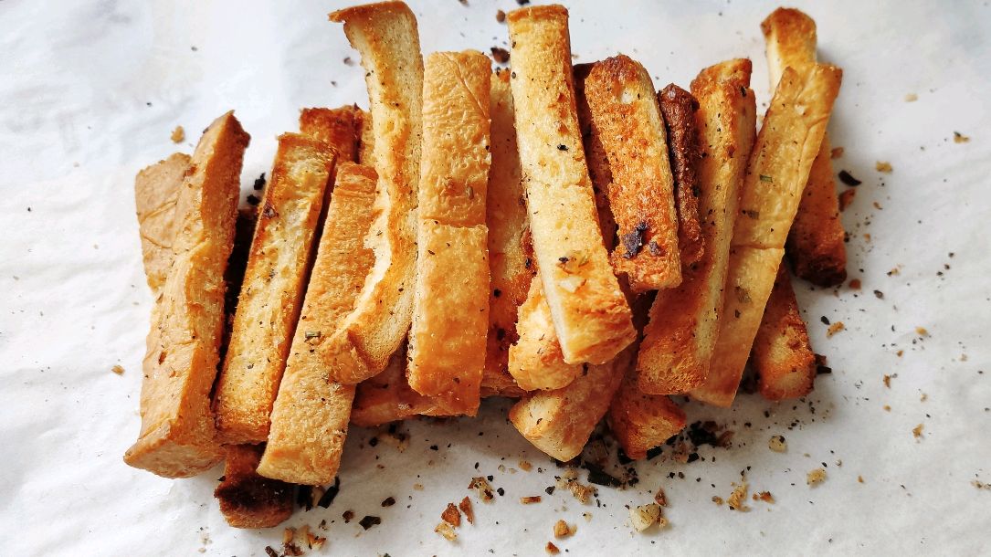 剩下的吐司边边怎么解决?做成满屋蒜香超级酥脆的黄油吐司条吧!
