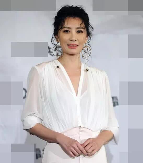 45岁贾静雯未修图近照,皮肤黝黑笑容僵硬,颜值和年龄对上了