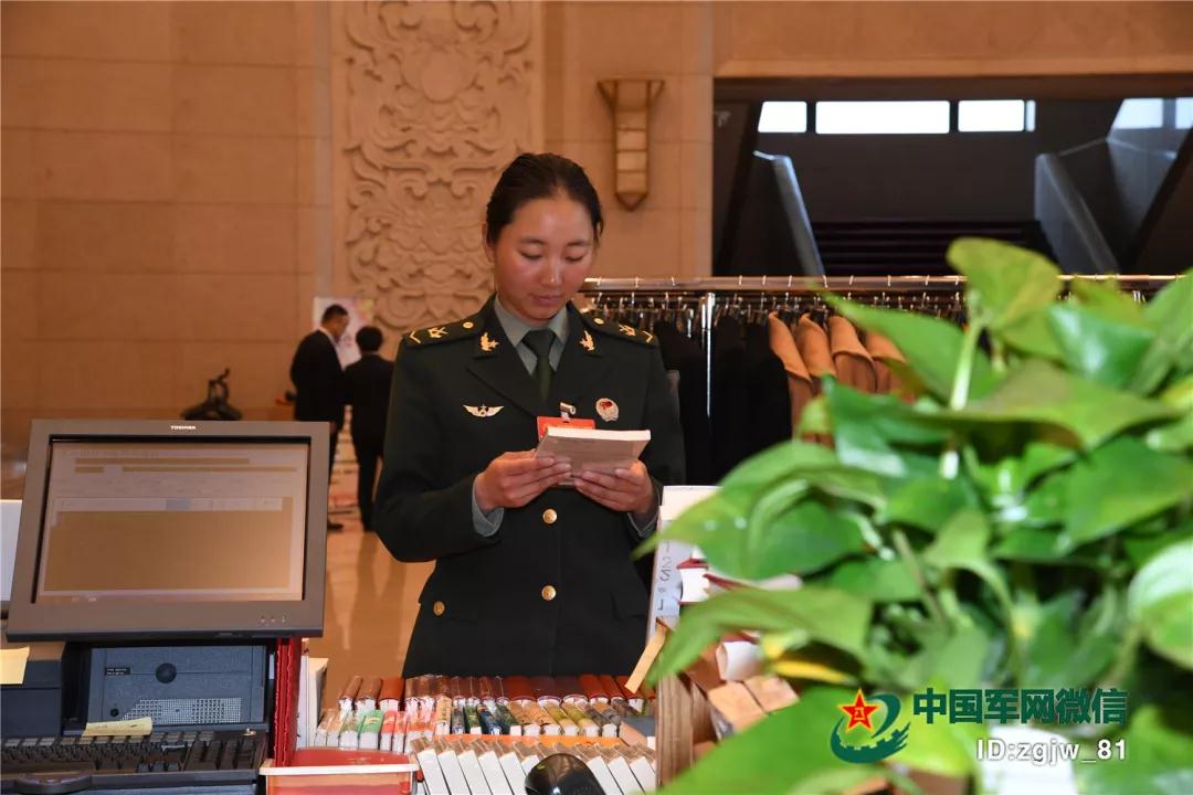 图为今年两会期间,袁远在会议间隙购买书籍.