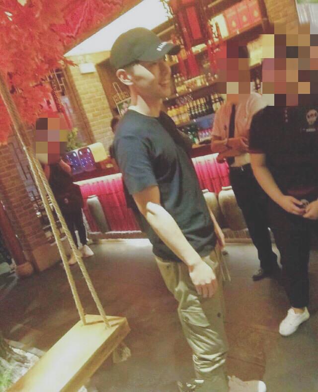 网友吃饭偶遇邓伦,这"破孩子"又素颜出门了,胳膊怎么了?