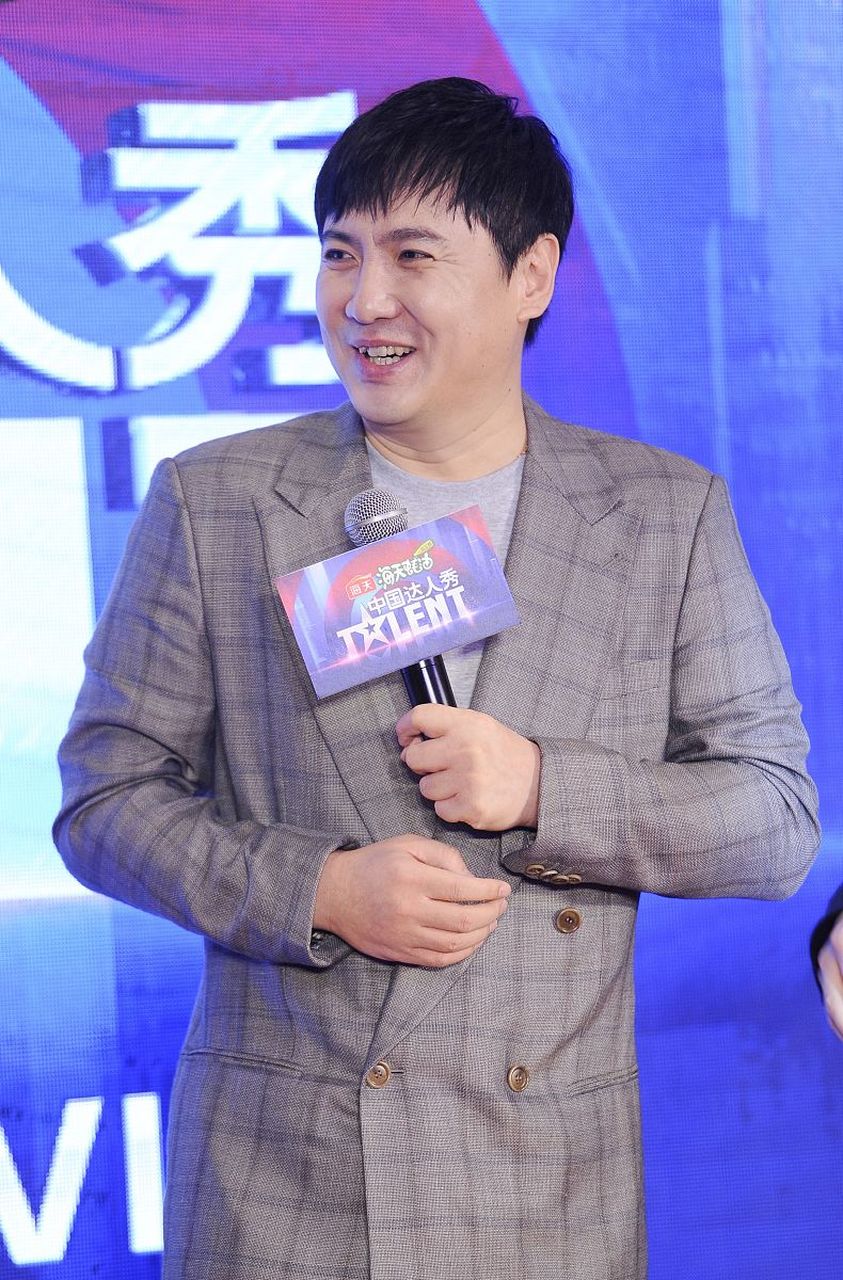 主持人鲁豫追问演员沈腾:"你拍的第一部电影票房达到了十五亿,你分到