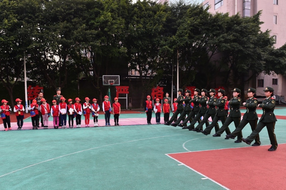 中国小记者学院组织小记者 走进武警重庆市总队开展采访体验活动