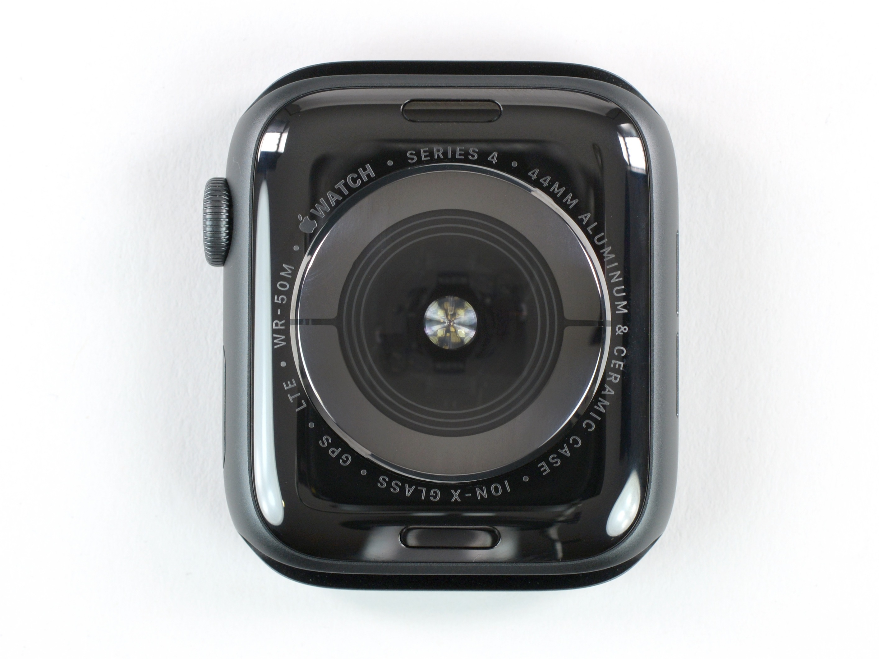 开始拆解,现在我们将刀片放进显示屏的边缘,希望不会吓到我们的手表