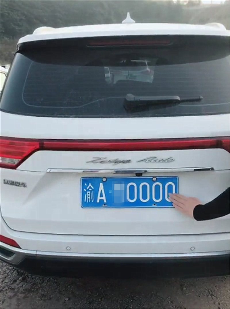 重慶偶遇眾泰t600,車價8萬,車牌卻值80萬,還是四連號!