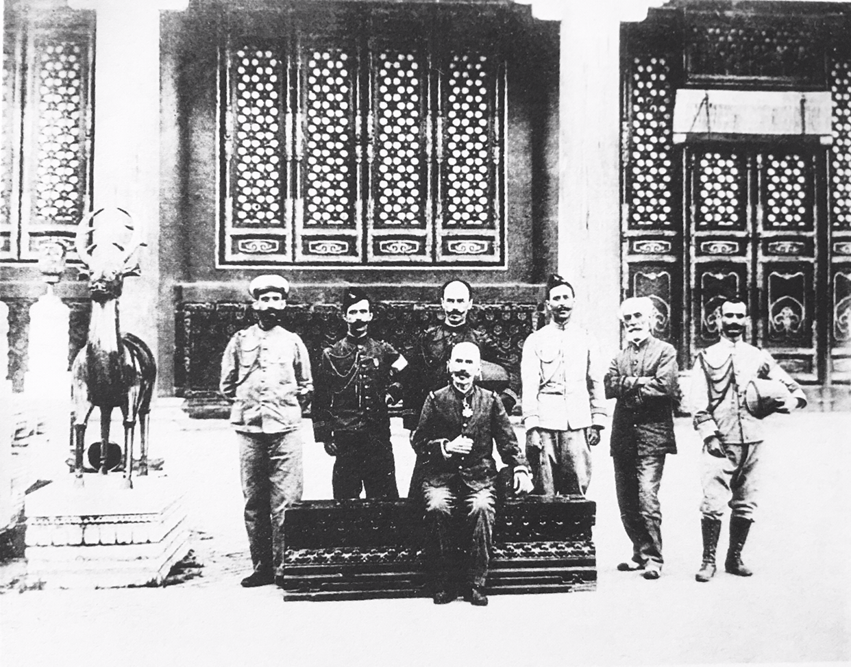 八国联军在乾清宫龙椅,龙椅底座上合影,他们争相往龙椅上挤.