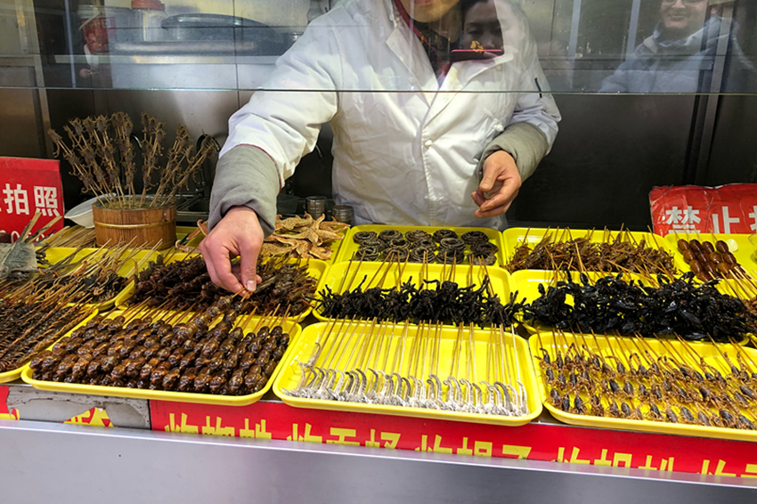 来北京必逛一趟王府井小吃街,肉串,爆肚加烤羊腿,吃得嗨翻天了