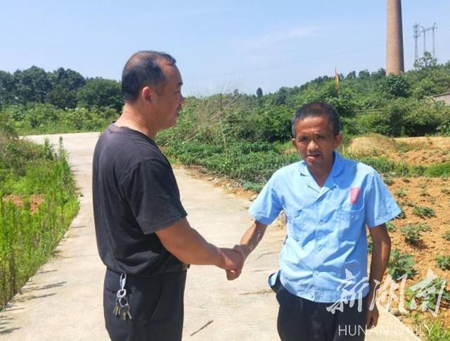 村民鲁国兵捉到娃娃鱼之后主动交到了村部