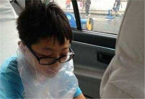 一坐车就晕车呕吐, 教你1个小偏方, 让你从此不晕车