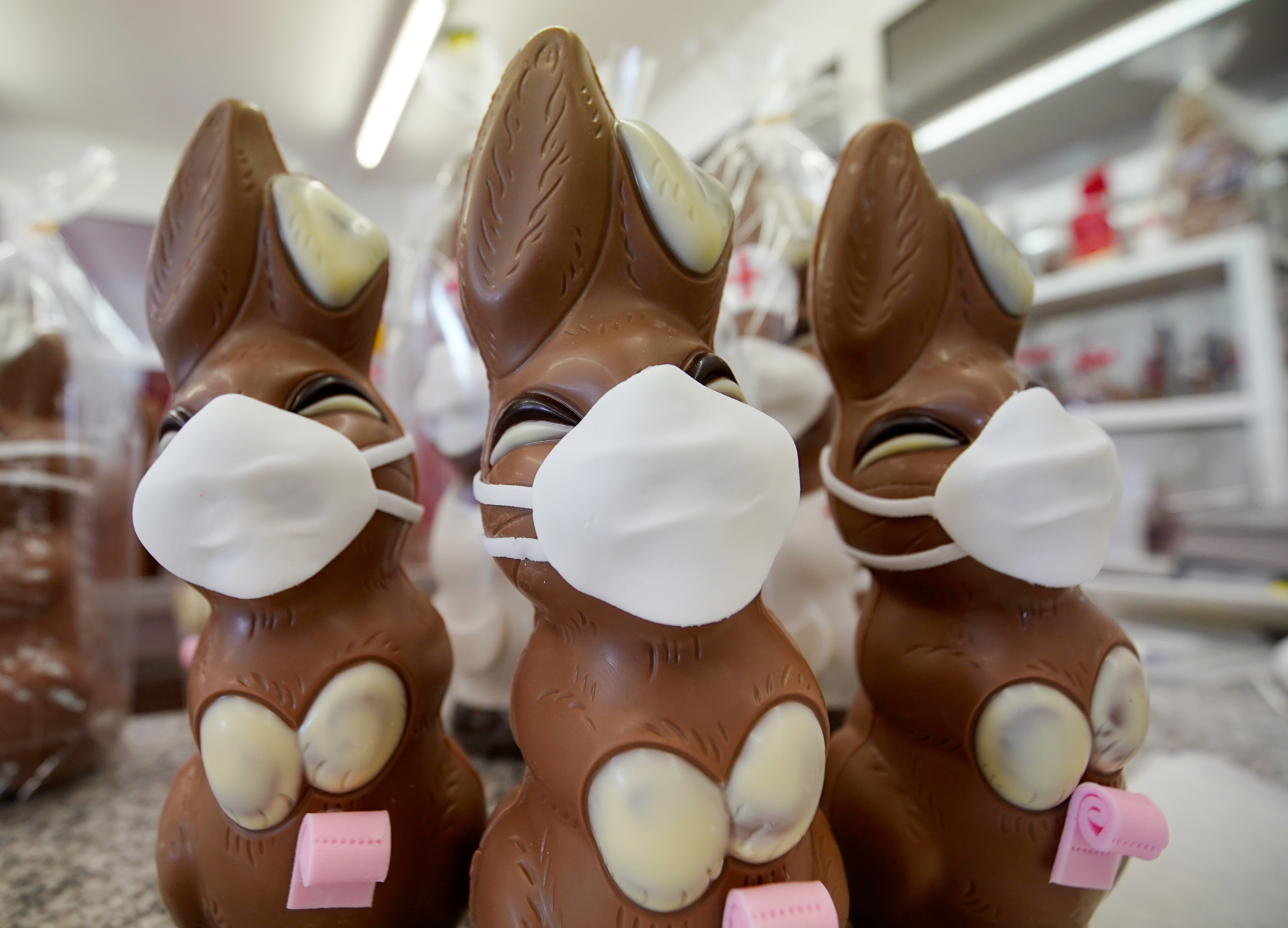 戴口罩的"复活节兔"巧克力