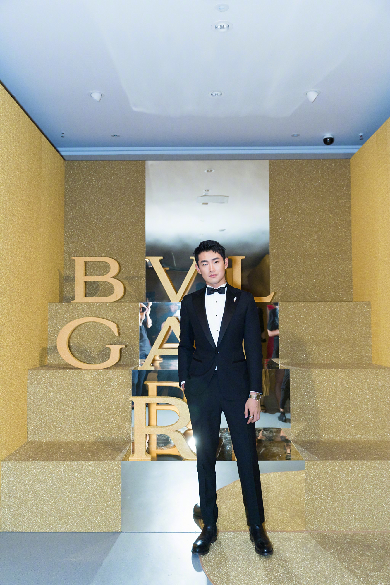 王彦霖亮相活动,穿经典修身西装配绅士领结,儒雅又不失男神魅力