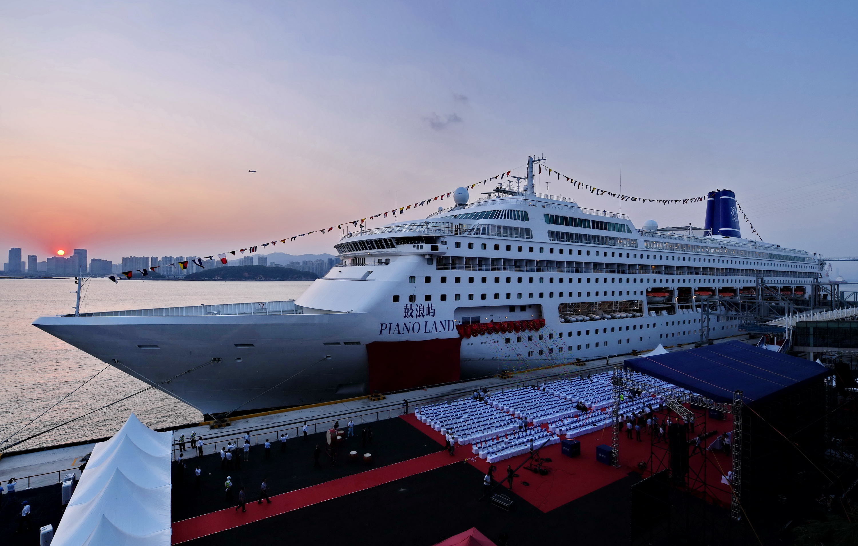 星旅远洋首艘邮轮"鼓浪屿"号命名暨首航庆典仪式在厦门举行(2)