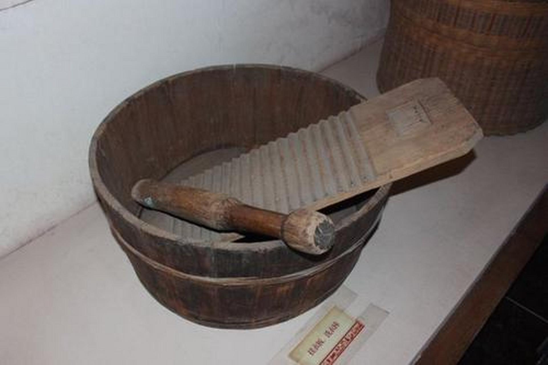 搓衣板:那时候的搓衣,还不是用来跪的,真的是用来洗衣服的.