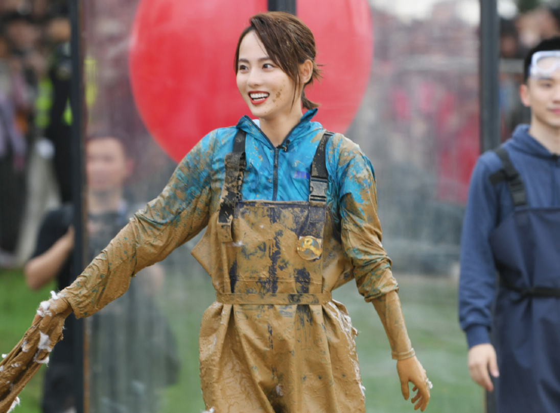 《跑男》张嘉倪才露出小腿,谁留意郑恺说了啥?太真实