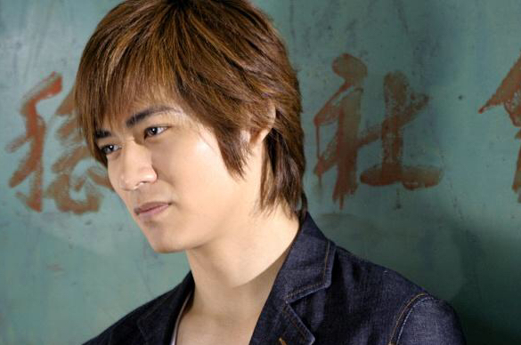 仔仔主演电视剧《深情密码》时,可以说是他最迷人最有男人魅力的时期.