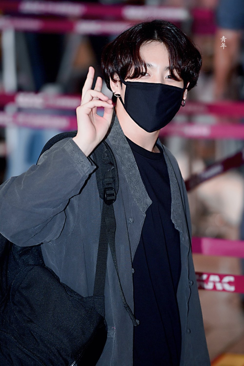 防弹少年团田柾国的机场时尚,即使穿"道士服"也一级帅气!