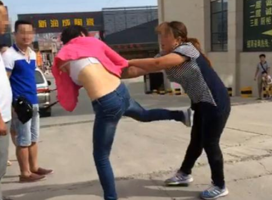 小三在马路被原配厮打,路人看热闹并录像,无人上前制止,好心寒