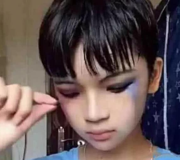 小学生cos"女装大佬",看到小丑妆后,网友:是作业太少了吗?