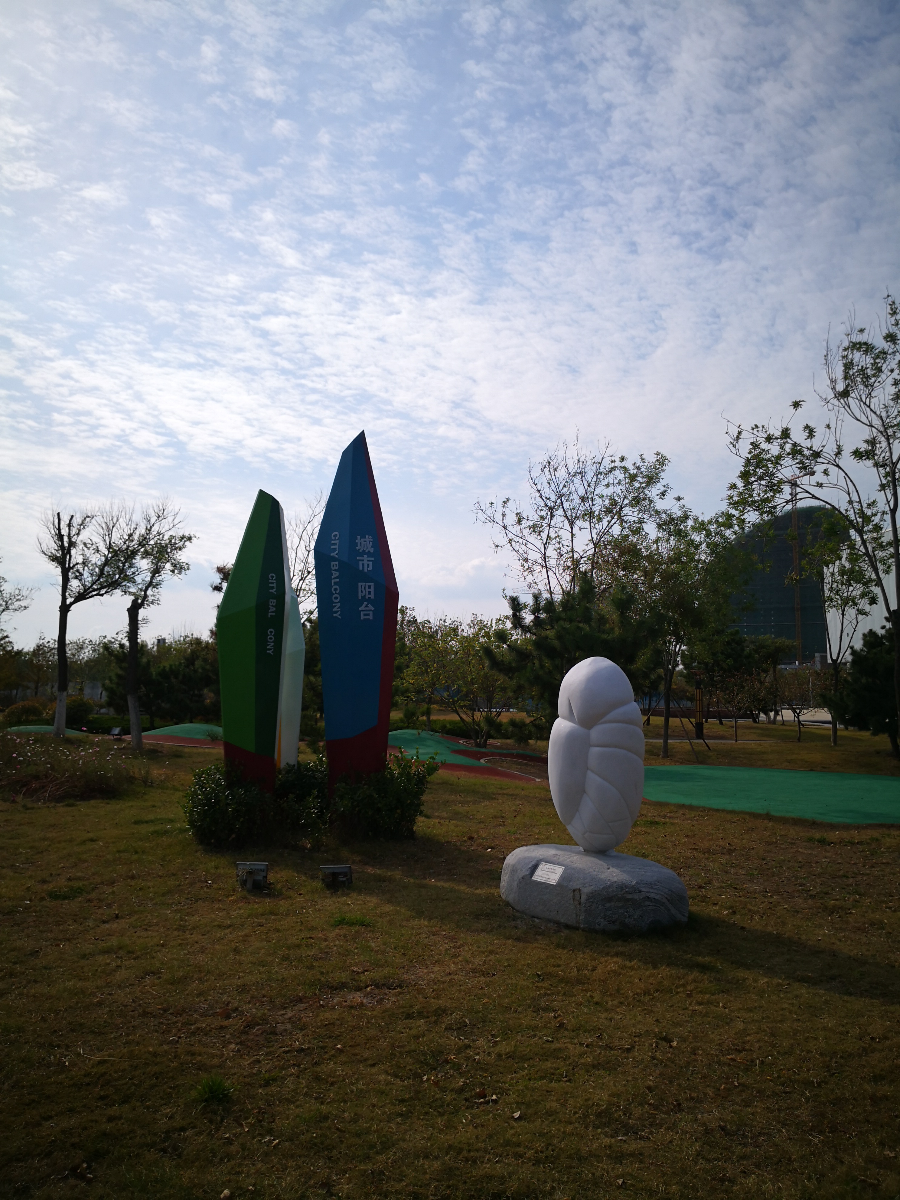 青岛城市阳台景区的风光,沙滩,大海和蓝天组合的美丽画卷.