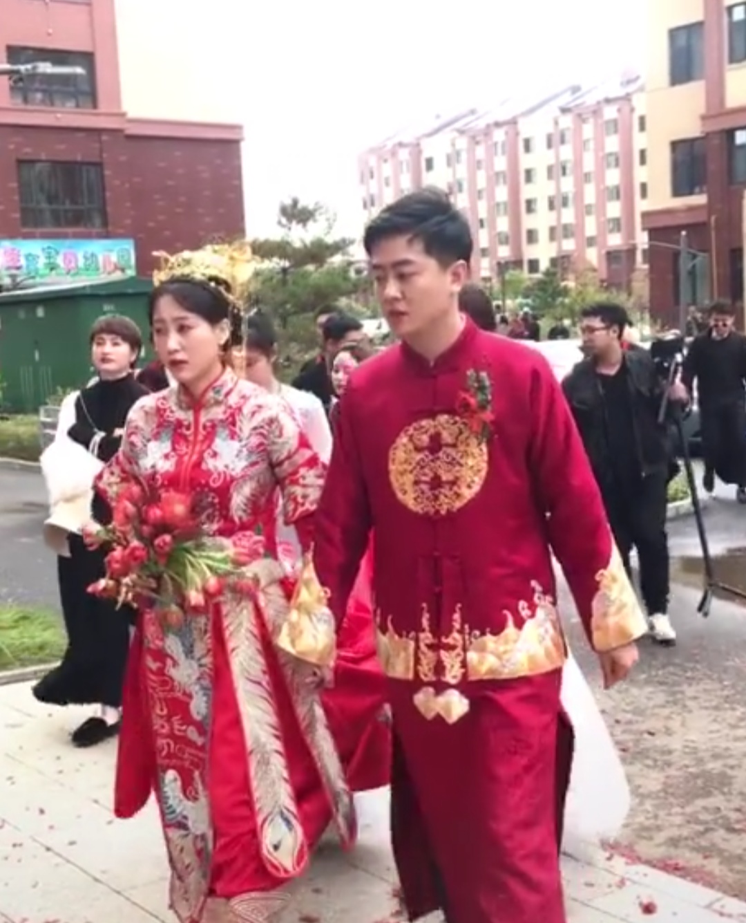 网红高火火大婚,粉丝纷纷送祝福,网友:不认识这个人!