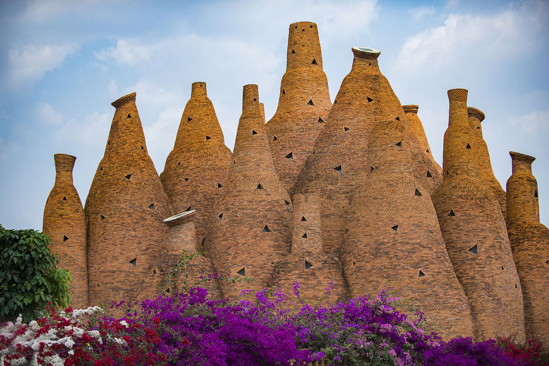 东风韵景区:云南弥勒市的农垦文化与艺术风光之旅  正文: 大家好!