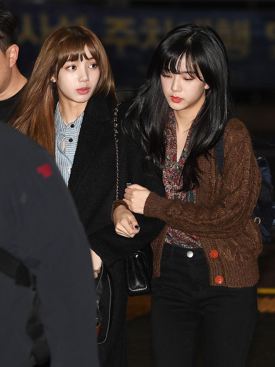 yg娱乐公司推出了新女团blackpink,并发行了她们的出道单曲《口哨》.