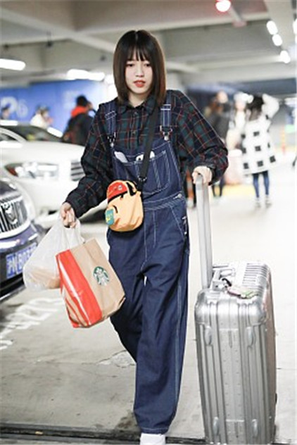 易嘉爱穿背带裤变漫画系美少女. 转载自百家号作者:眼幕雨