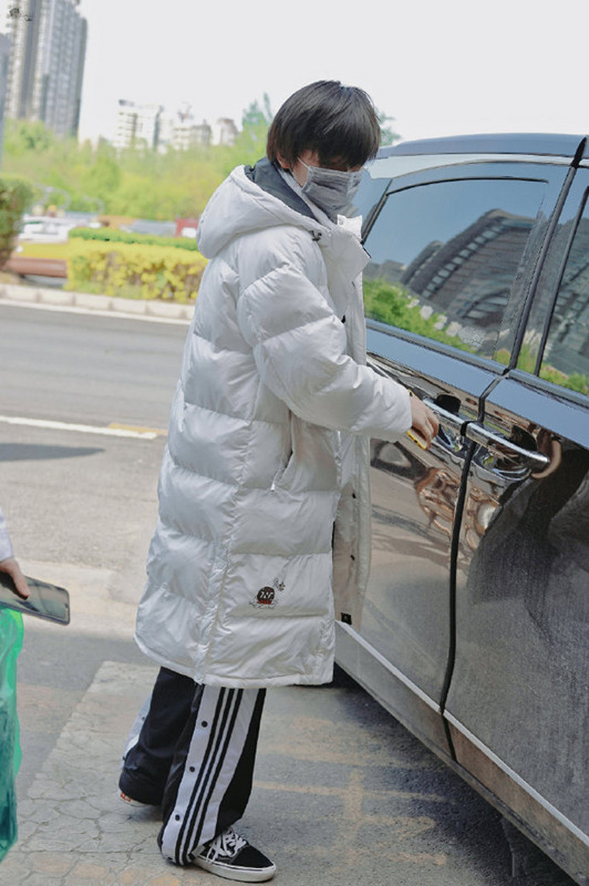 宋亚轩今日复工造型,白色羽绒服配 黑色运动裤,帅是帅的但是会不会有