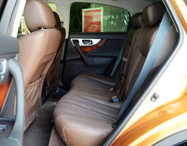 英菲尼迪qx70这款车前排空间比较充足但是,没什么放东西的地方比较不