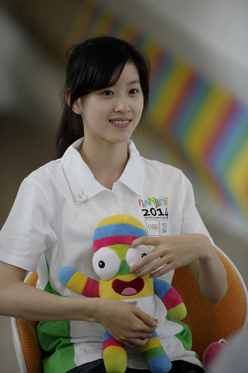 奶茶妹妹章泽天在最近的一次活动中接受了主持人的采访.