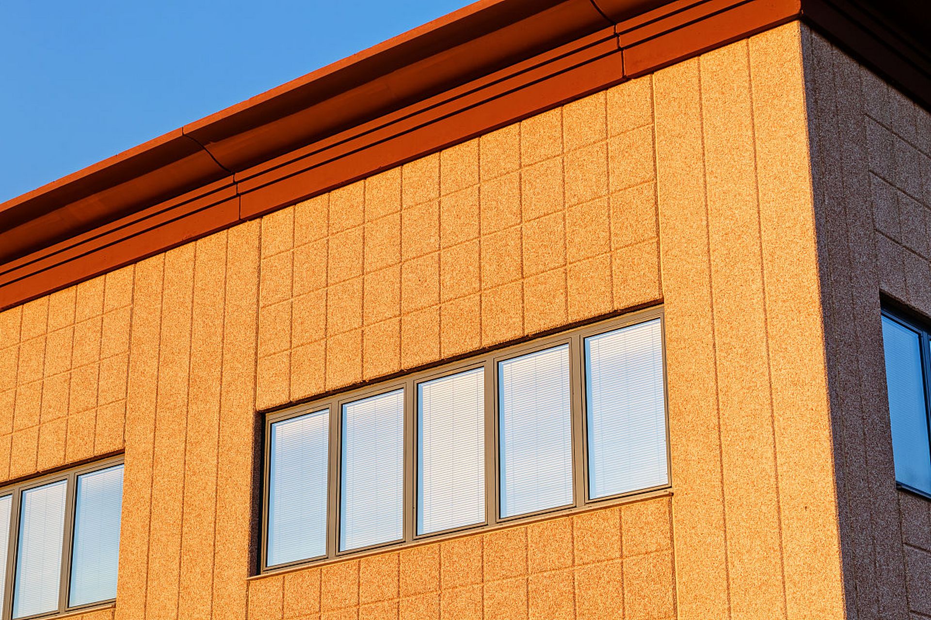 真石漆介绍: 真石漆是一种装饰效果酷似大理石,花岗岩的涂料.