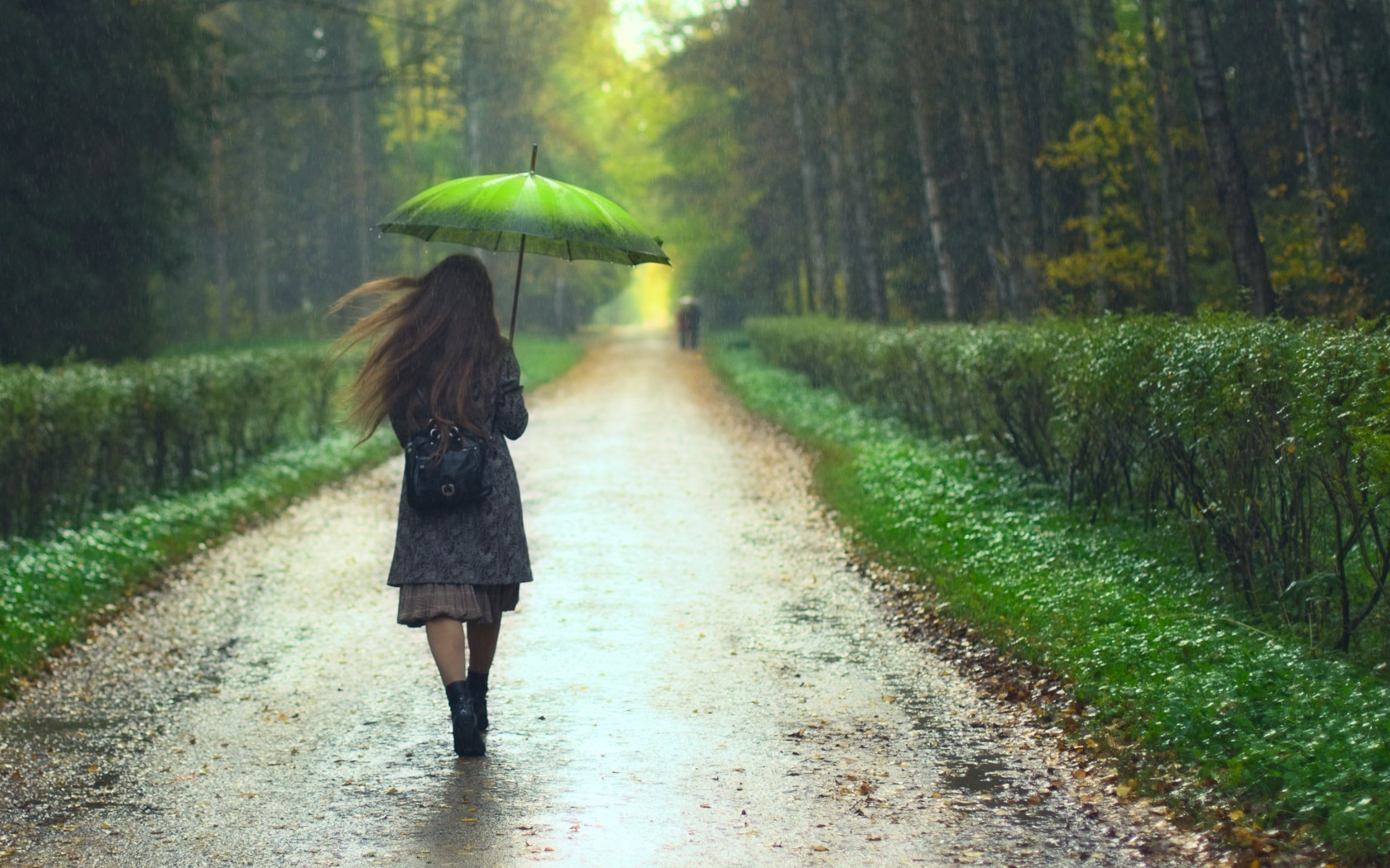 女子撑伞雨中漫步图片图片
