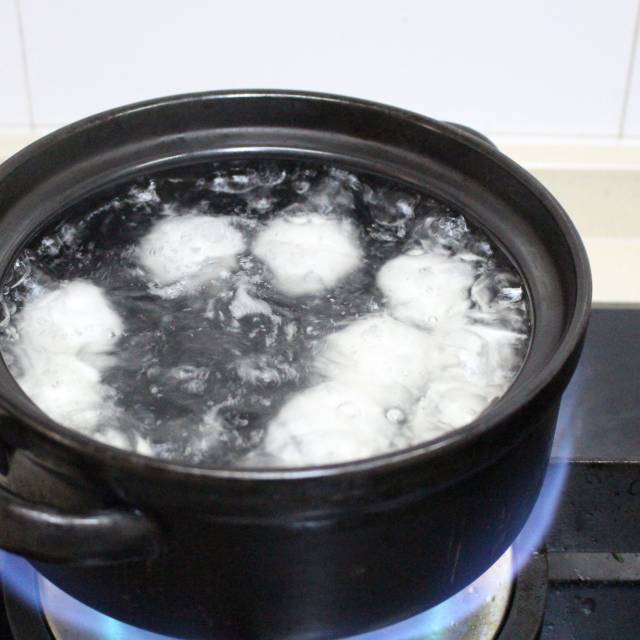 第7步,煮一锅水,水开后放入汤圆.