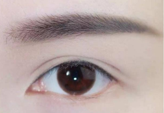 有些人在画眉的时候特别容易忽略这个过程,所以她们画出来的眉毛大多