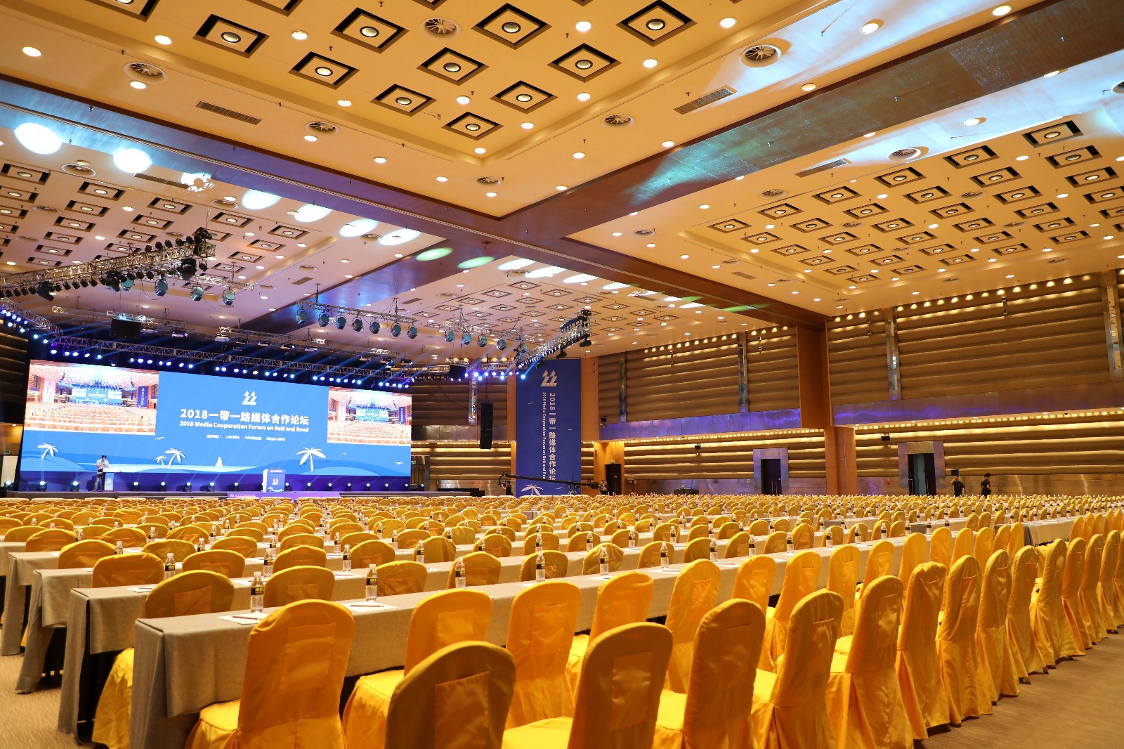"一带一路"媒体合作论坛主会场也已布置完毕,静候来宾到来.
