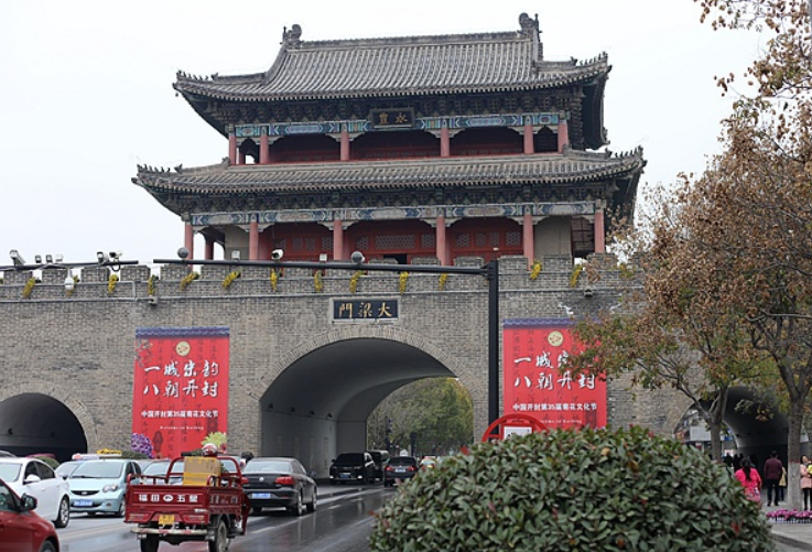 宋朝都城开封的大梁门及其城墙上的炮洞,依然清晰可用