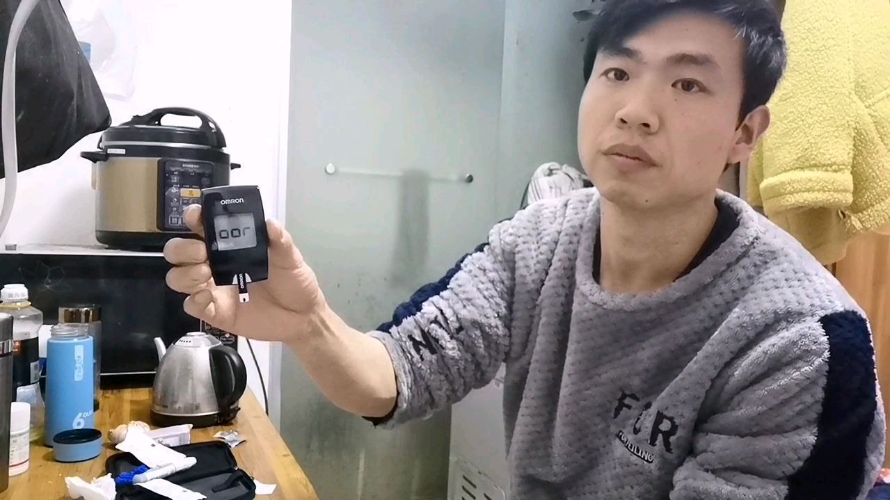糖尿病人晚饭,杂粮菜包子,青菜紫菜汤,测个血糖看咋样?