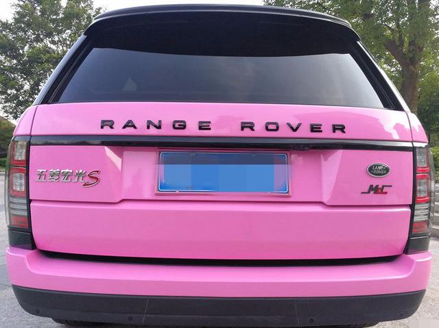 给父亲的路虎揽胜贴粉色膜,有人说他在炫富,见到车库时不说话了